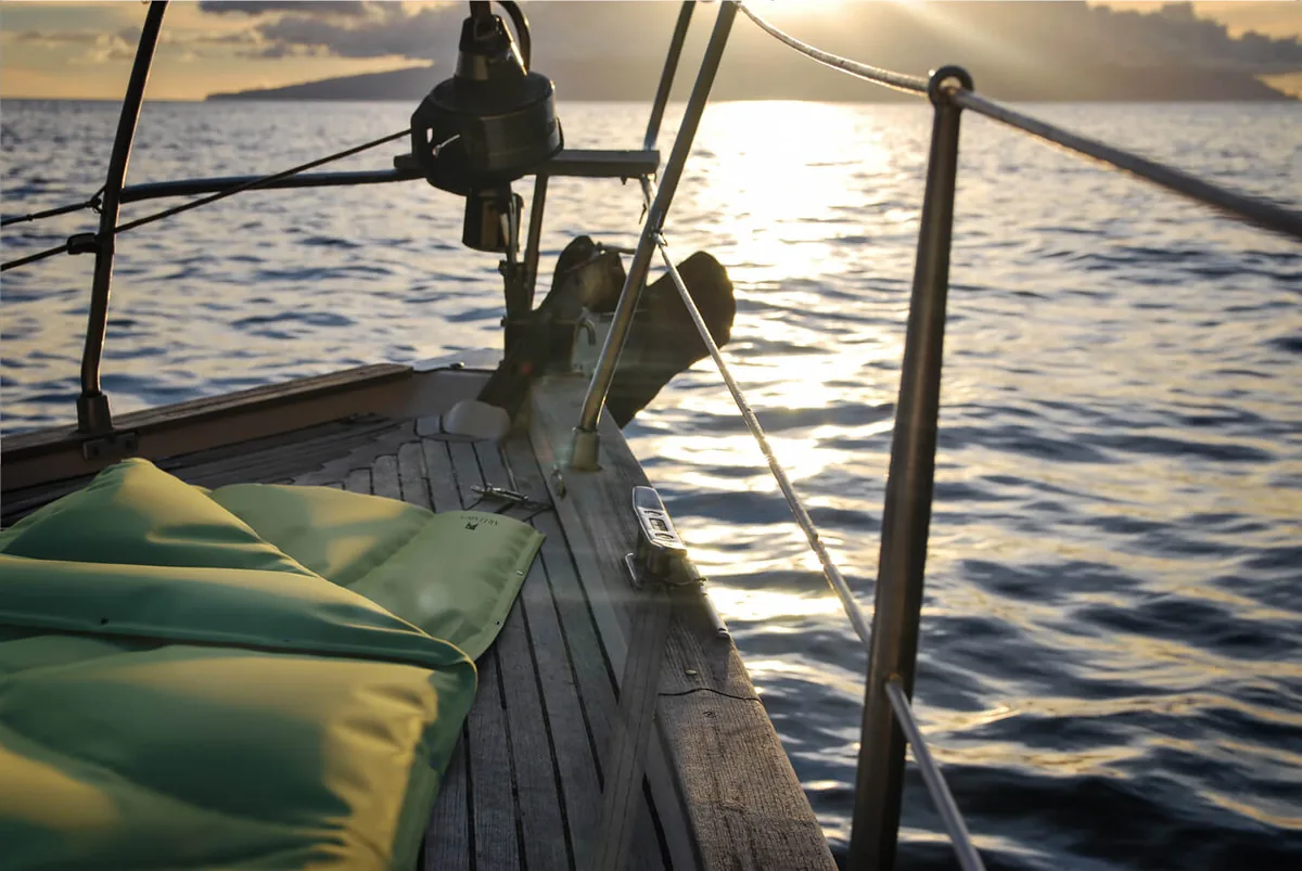 Artemica-Decke auf Segelboot bei Sonnenuntergang